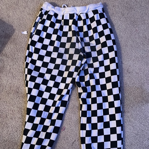 I am selling a pair a checkered sweatpants from forever 21. - Picture 2 of 3